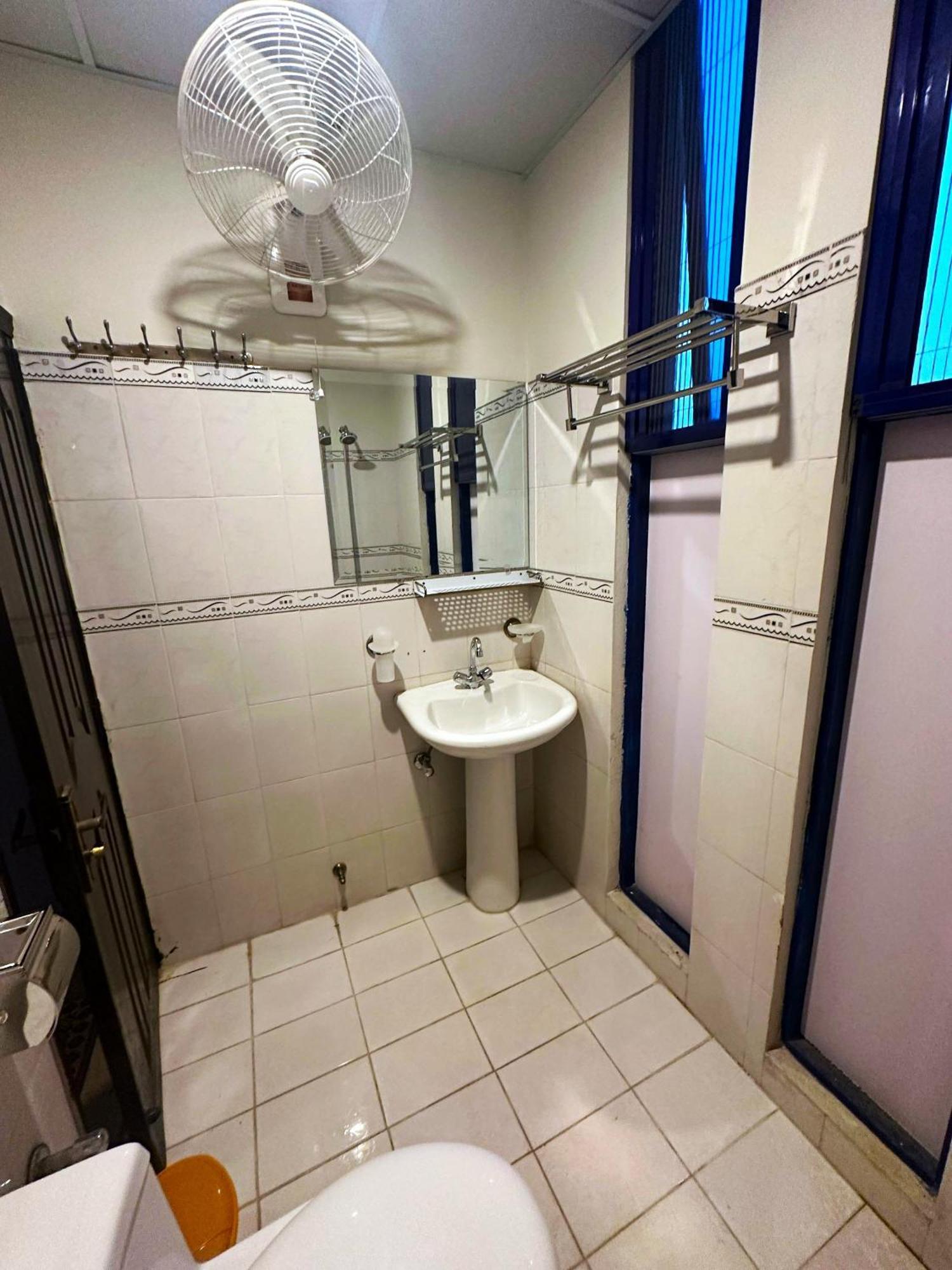 Luxury Apartment In Dha Phase 8, Near Allama Iqbal International Airport ลาฮอร์ ภายนอก รูปภาพ