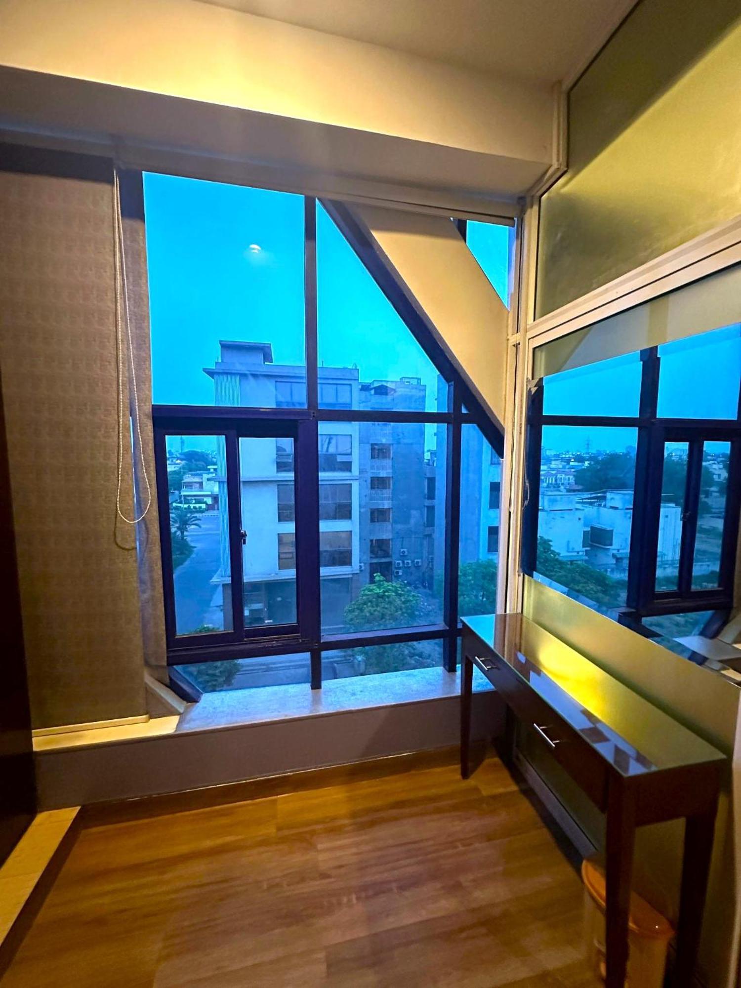 Luxury Apartment In Dha Phase 8, Near Allama Iqbal International Airport ลาฮอร์ ภายนอก รูปภาพ