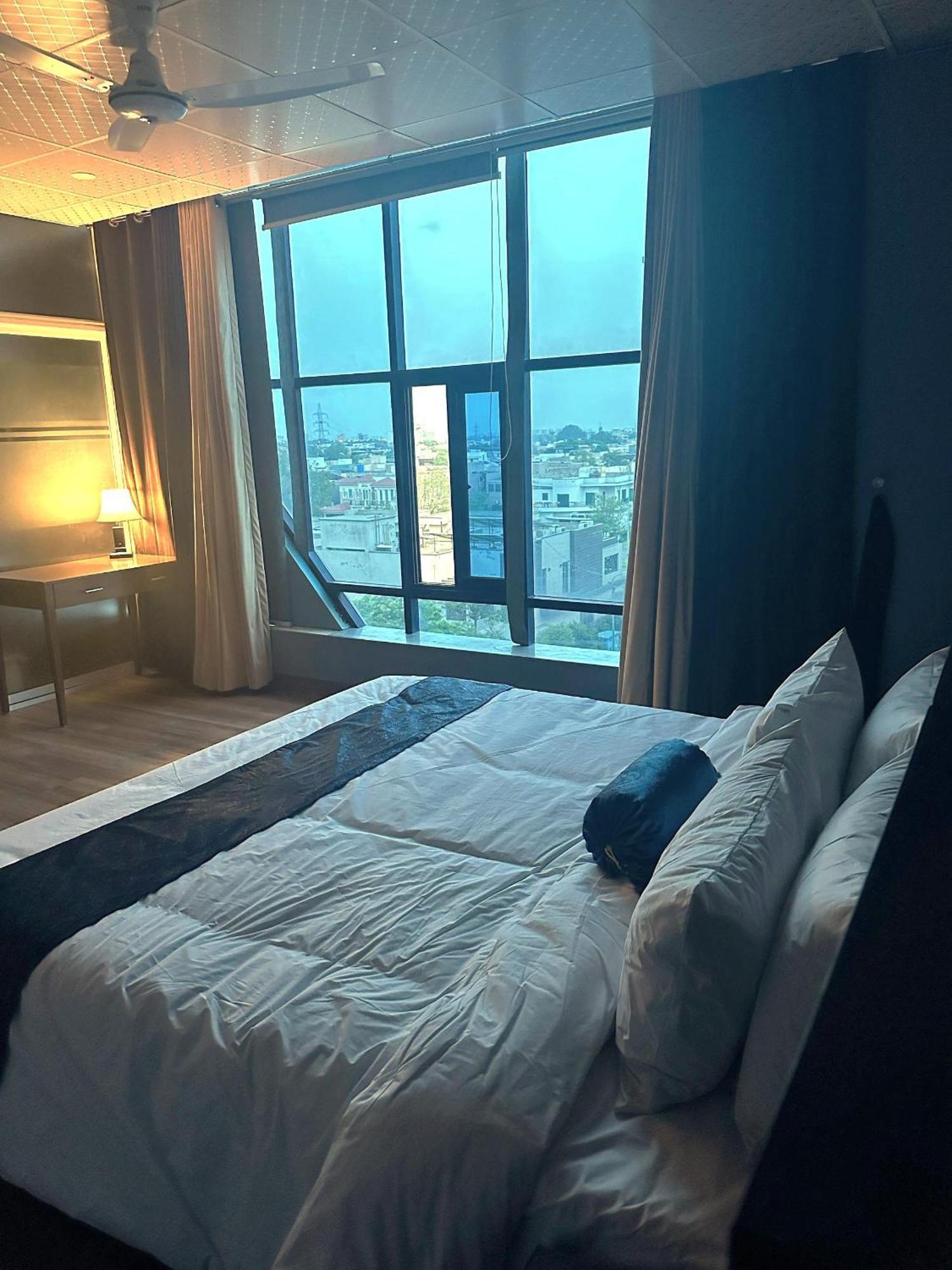 Luxury Apartment In Dha Phase 8, Near Allama Iqbal International Airport ลาฮอร์ ภายนอก รูปภาพ