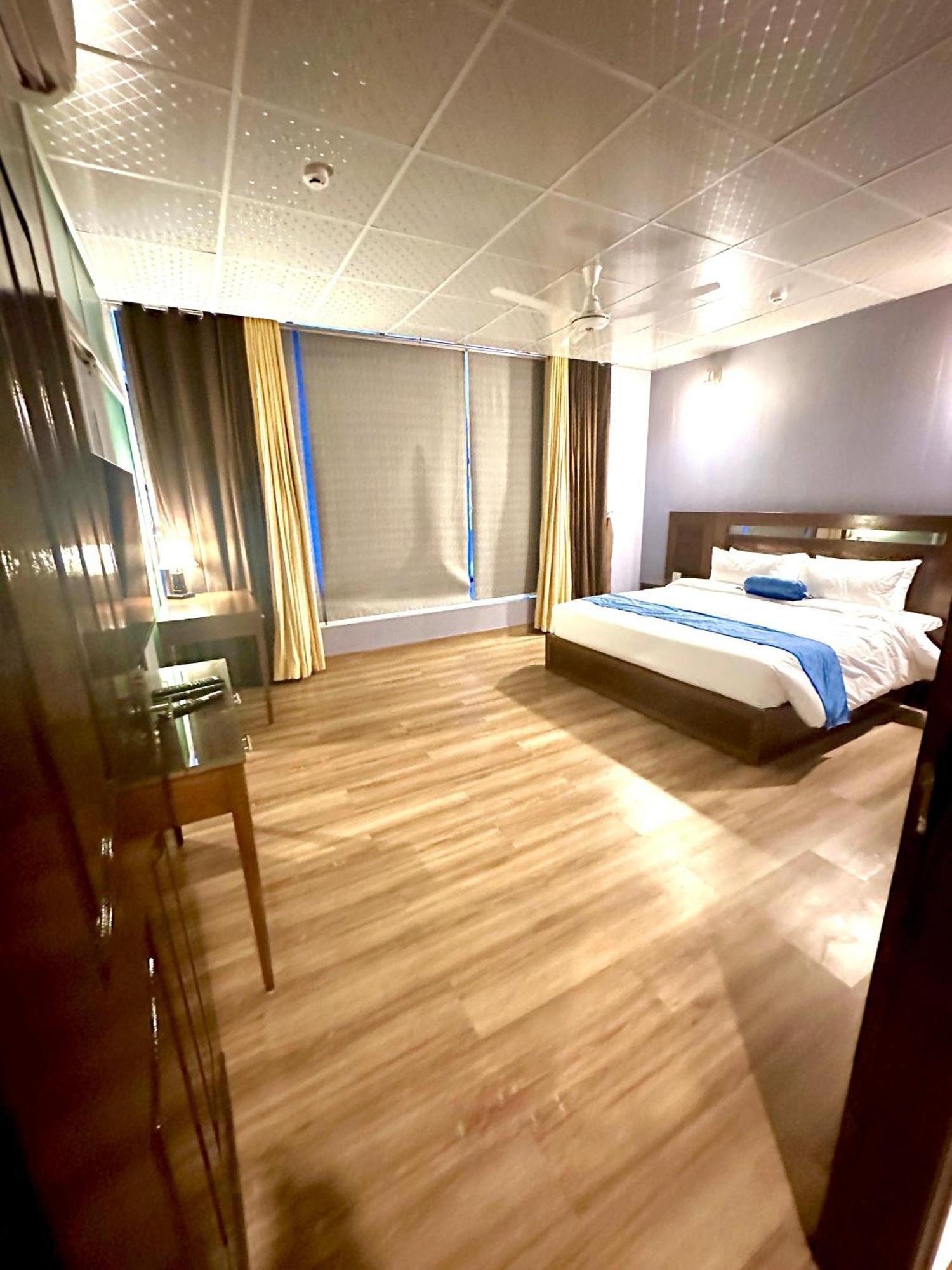 Luxury Apartment In Dha Phase 8, Near Allama Iqbal International Airport ลาฮอร์ ภายนอก รูปภาพ